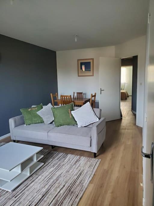 Appartement Moderne Et Equipe LʼIsle-Jourdain Buitenkant foto