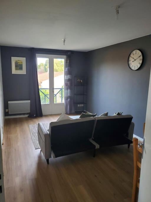 Appartement Moderne Et Equipe LʼIsle-Jourdain Buitenkant foto